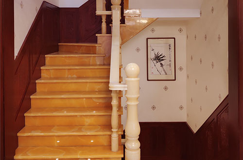 中沙中式别墅室内汉白玉石楼梯的定制安装装饰效果